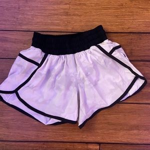 Women’s Lululemon Size 4 Cloud Print Shorts 4”